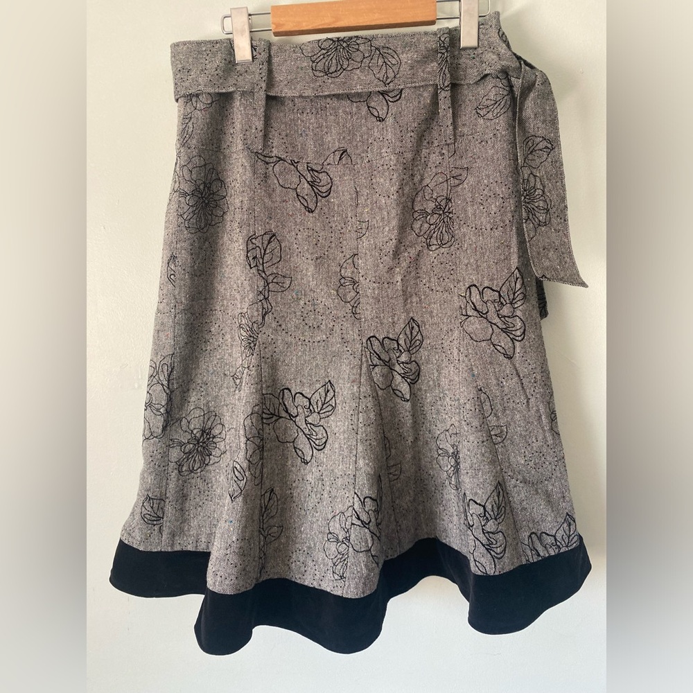 Ali Miles Floral Embroidered Sparkly Velvet Trim Tie Belt Grey Skirt Size 6